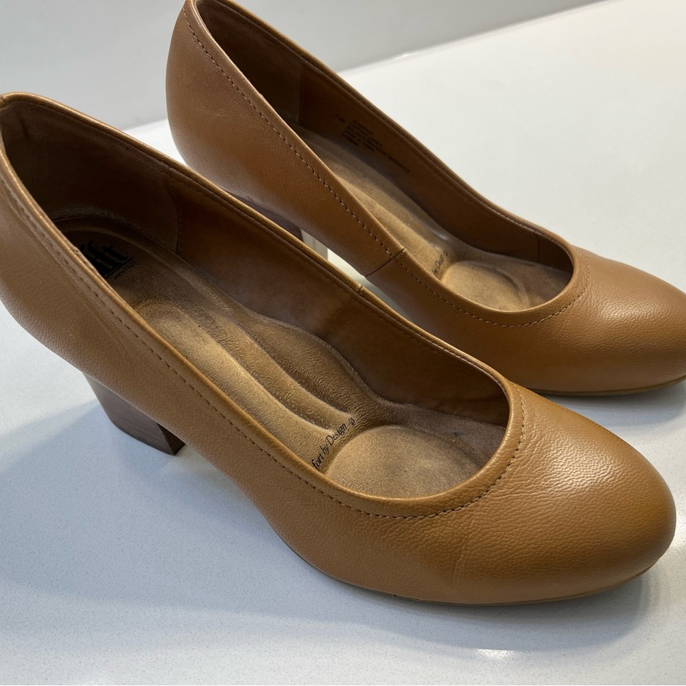 Sofft tan leather chunky heel pumps size 7.5